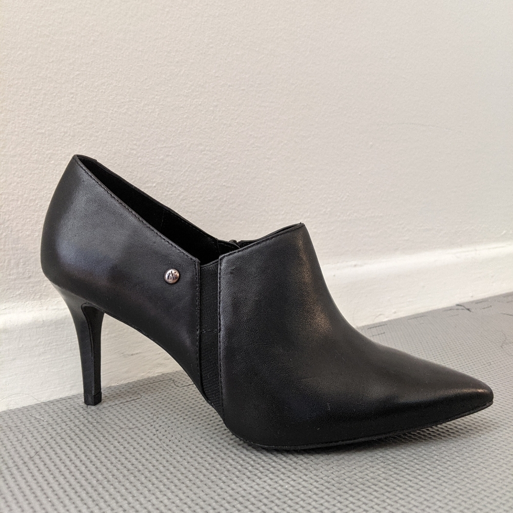 Simply Vera Vera Wang black booties genuine